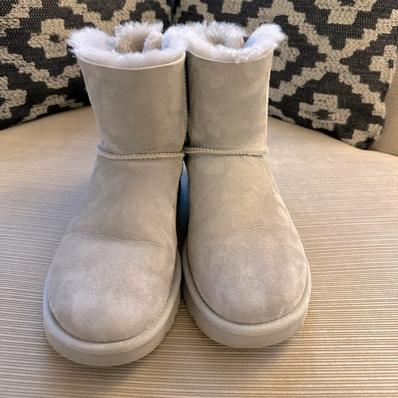 Women’s Ugg size 10 light gray Mini Bailey Bow II boots - Picture 2 of 6
